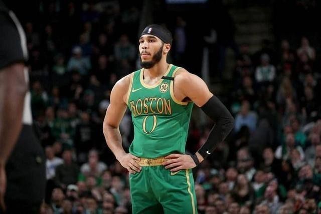 在首轮第一场的比赛下（凯尔特人队在季后赛首轮第一场比赛中击败布鲁克林篮网队）-趣拿体育