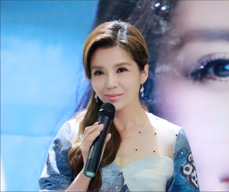 央视主持朱迅:嫁大8岁王志伺候瘫痪公公,如今49岁被丈夫宠成宝