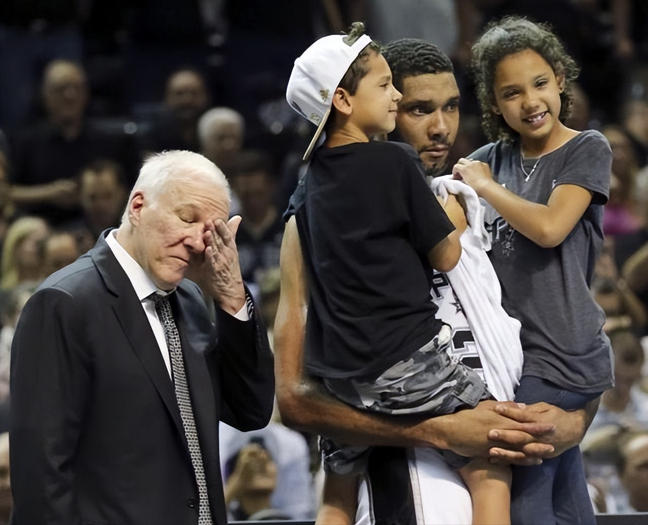 nba为什么感人(盘点NBA十大感人瞬间，科比麦迪惺惺相惜，艾弗森跪地亲吻地板)