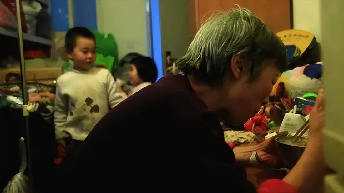 2010年36岁儿子不结婚，56岁母亲为传宗接代，直接自己生下双胞胎