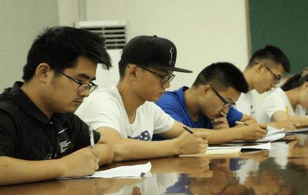 北大食堂偷拍照流出，师生的“反常”行为，让普通学子为之羞愧