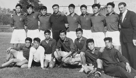 1960年中国足球开始走下坡路，贺龙下令解散国足：到部队整顿作风