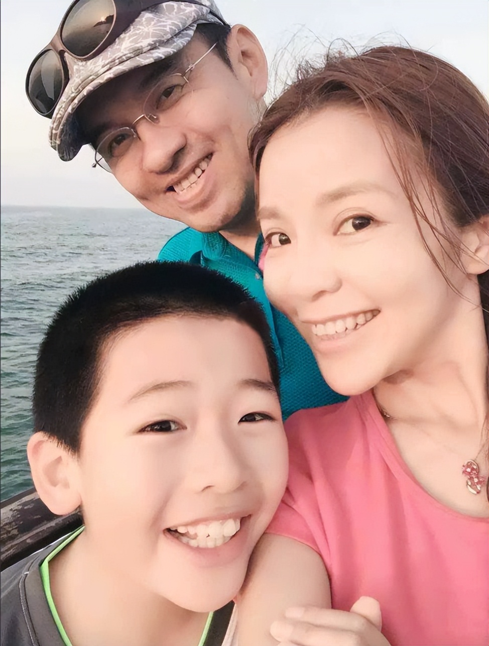 央视主持朱迅:嫁大8岁王志伺候瘫痪公公,如今49岁被丈夫宠成宝