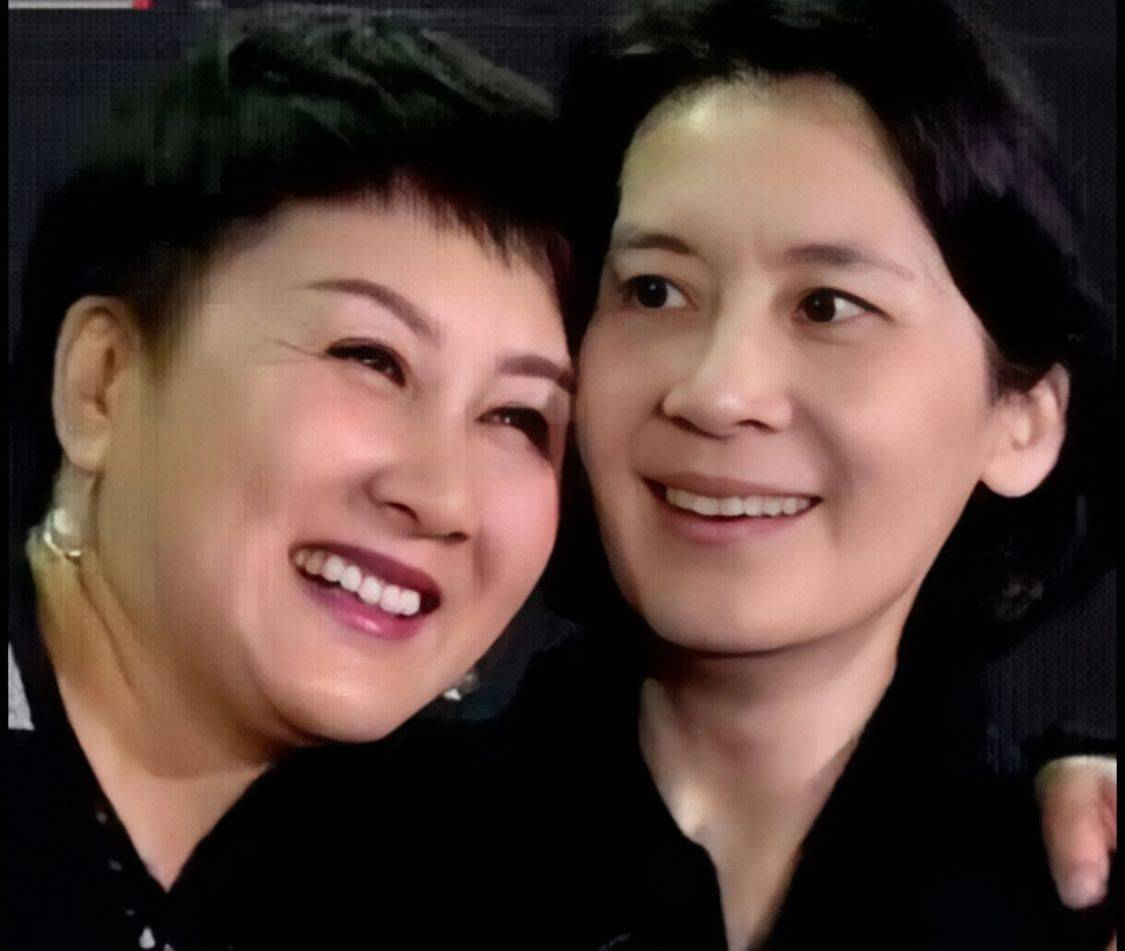 演员张凯丽:34岁嫁圈外老公,婚后生一女,如今女儿成了她的骄傲