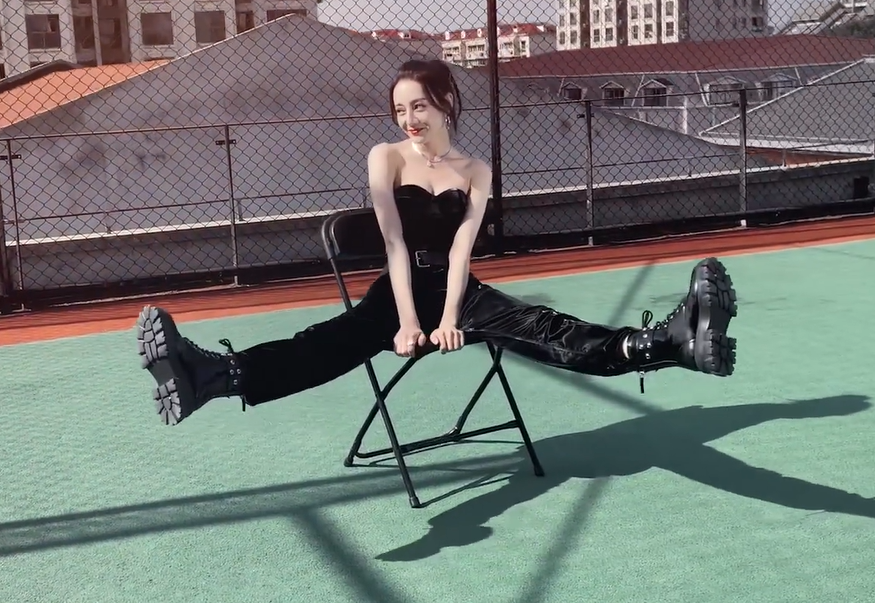 知名女星热巴穿抹胸拍大片!躺地上炫出巴掌细腰,一双腿又直又长