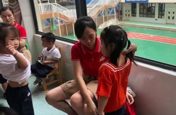 孩子在学校被欺负该“打回去”吗？父亲高情商反击，引家长称赞