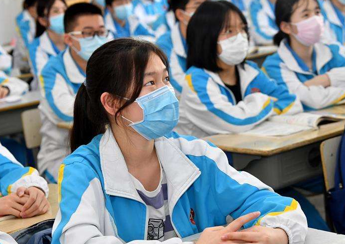 “双减”升级，高中生步入中小学生后尘，不公布成绩也不能补课？