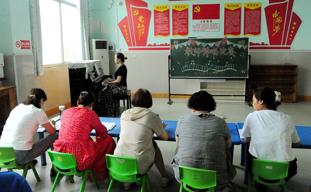 弹唱展风采，琴声促成长——淅川县实验幼儿园教师弹唱比赛活动