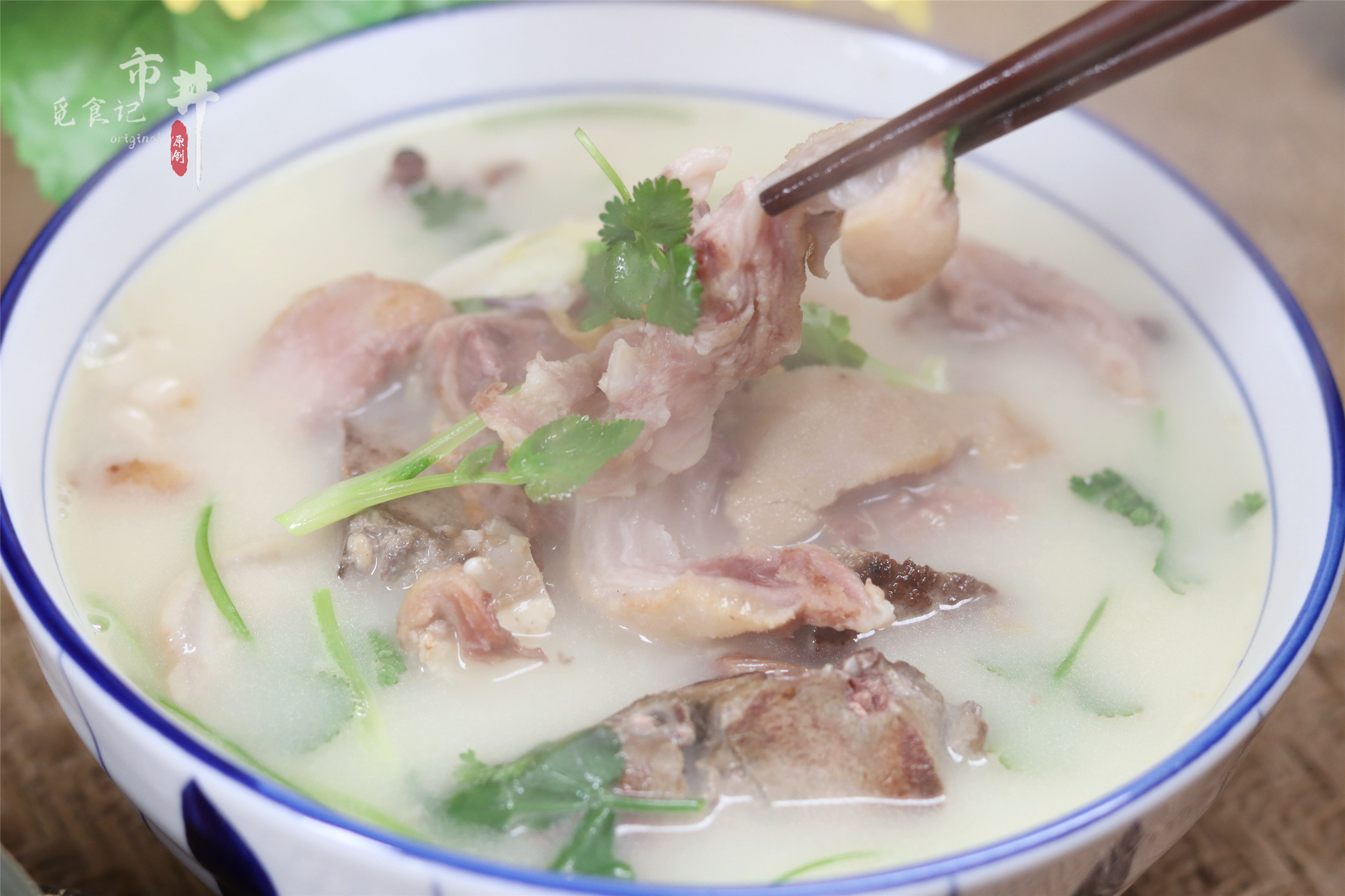 煮羊肉汤需要的"三样宝":生姜,大蒜和羊油,有条件的可以加一些白芷.