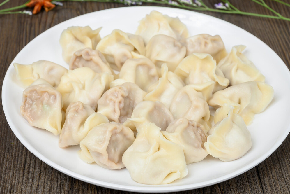 酸菜饺子好吃有诀窍，酒店大厨教你3个诀窍，饺子鲜美多汁喷喷香