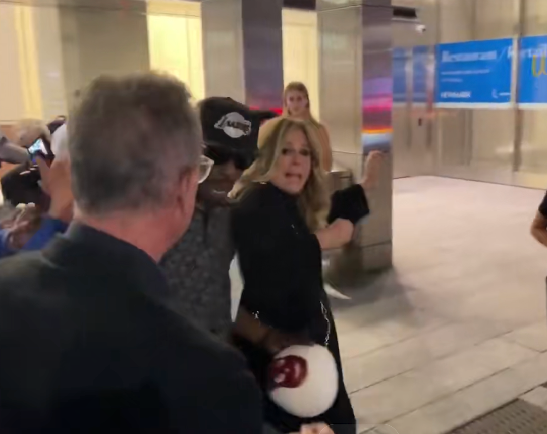 汤姆汉克斯出席活动被围观！妻子险被粉丝绊倒，汤姆护妻狂飙脏话