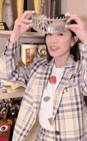 佘诗曼25年后再戴港姐桂冠 阿佘靓丽不减当年