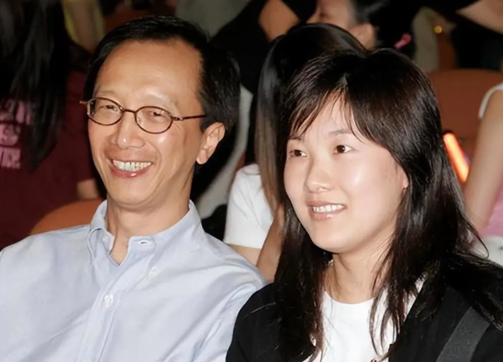 香港"财神爷"娶小26岁伏明霞,曾多次**,后与妻子闺蜜闹出绯闻-蘑菇号