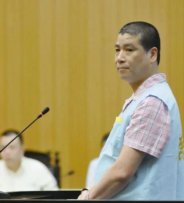 温州富豪胡洁：前夫贪污获刑16年，二婚带娃嫁周立波，送上保时捷