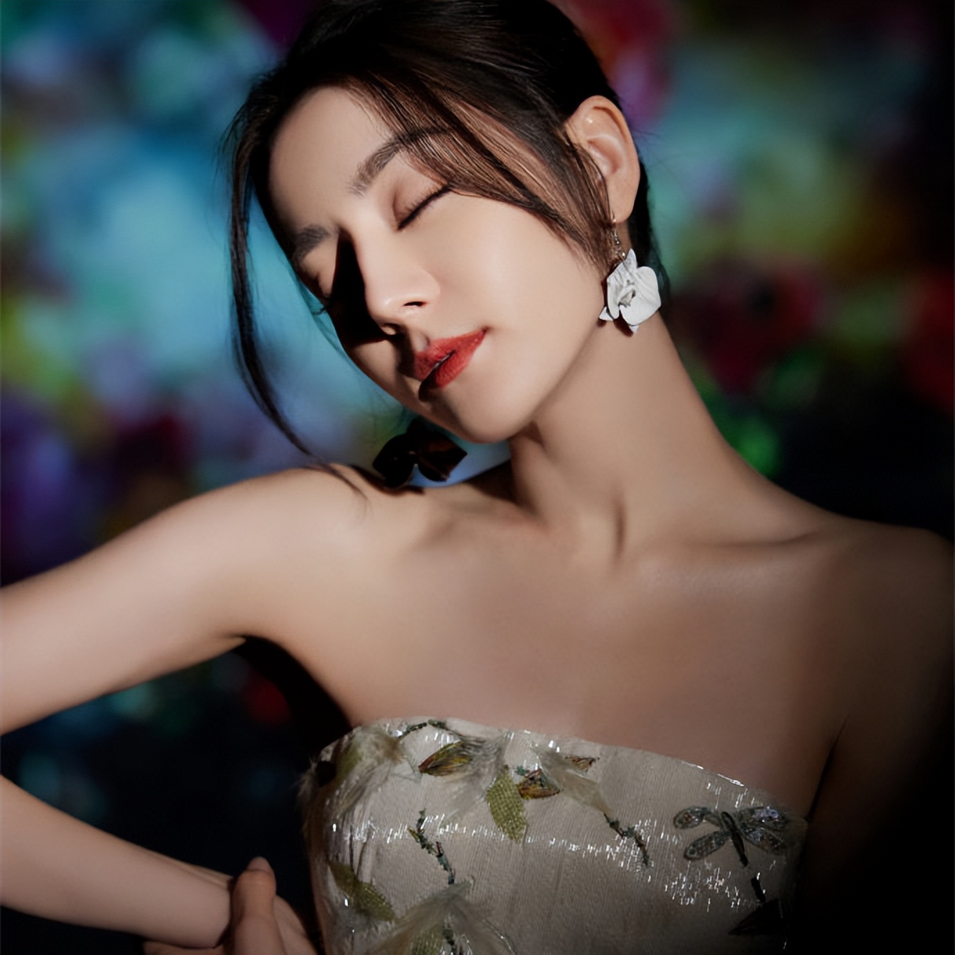 迪丽热巴一袭白色抹胸印花长裙 搭配花朵耳饰清新浪漫 ​​​