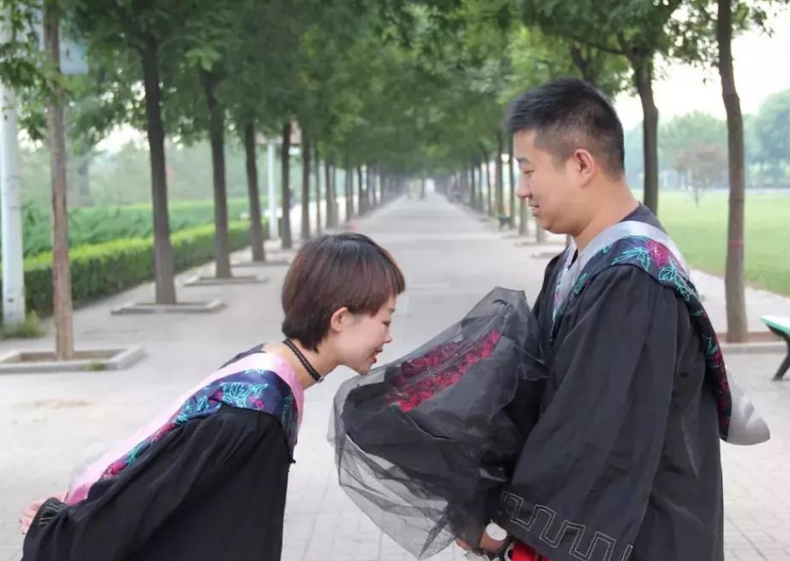 江苏大学美女老师走红网络，不仅人美还懂浪漫，网友：复读考江大