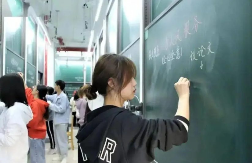 “取消非师范生从教资格”呼声高，教育部回应，让师范生处境艰难