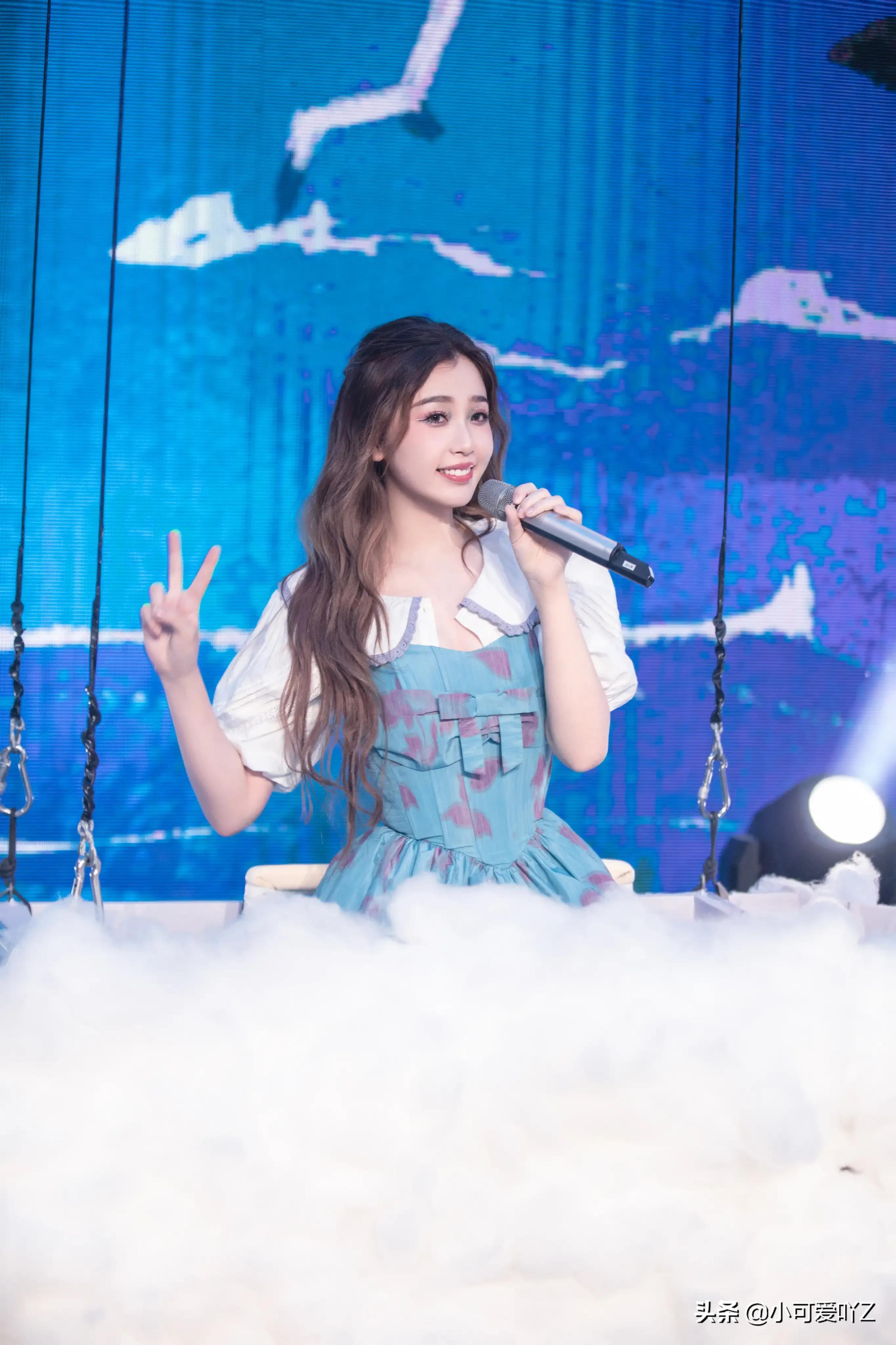 虞书欣，美人鱼造型，沙滩草裙，闪光在舞台上