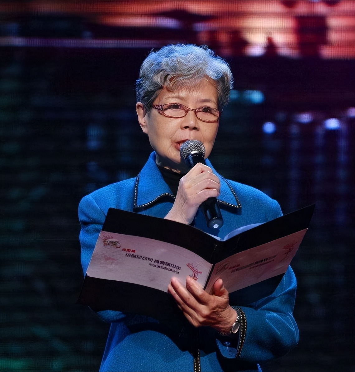 首位央视主持人沈力:晚年二婚嫁给16岁时初恋,大儿子是她的遗憾