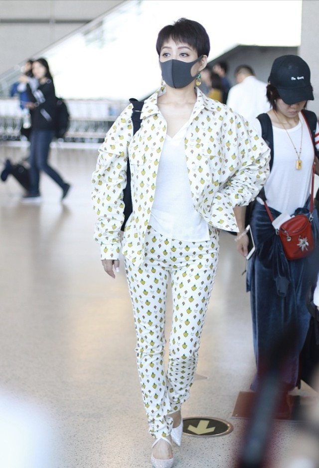 宁静真没有被年龄拘束，穿卡其色套装还像小姑娘，发型挺张扬的