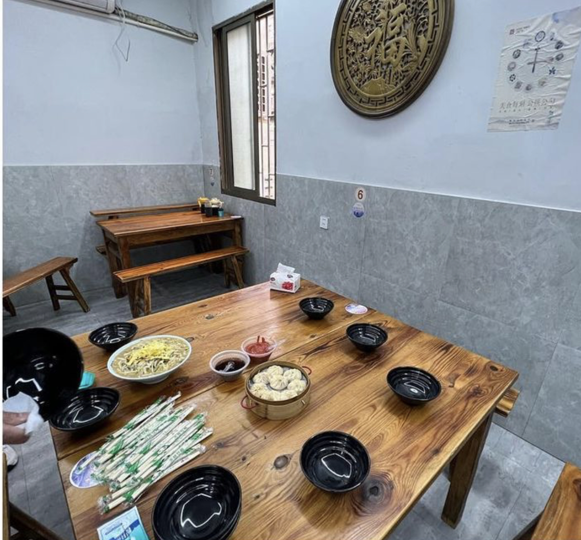 甄子丹夫妇前往绍兴露营，现身苍蝇小馆，店面狭小装修简陋不嫌弃