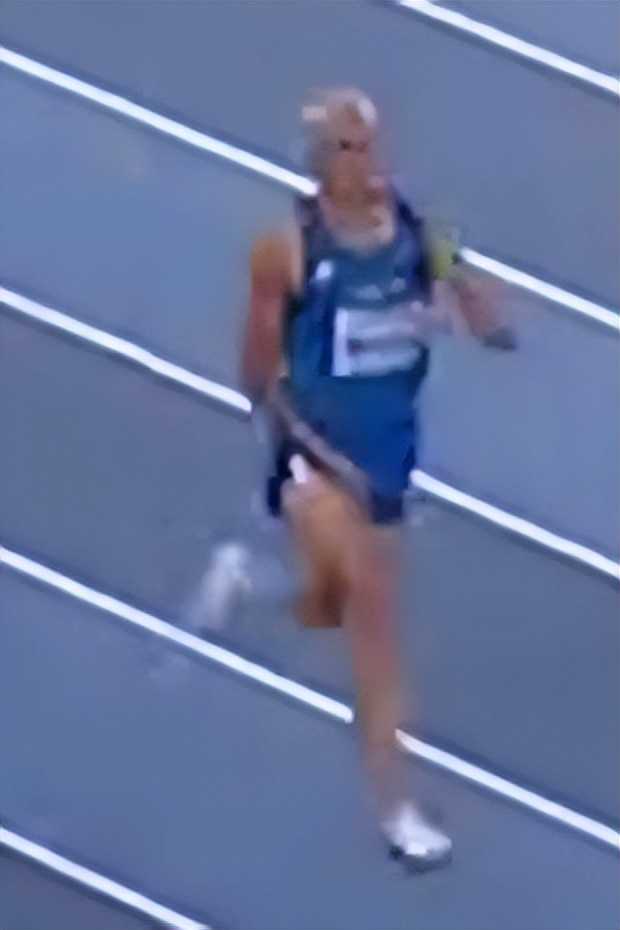 丁丁让比赛看起来很简单(意大利运动员400米冲刺时丁丁从短裤里露出来，获得倒数第一名)
