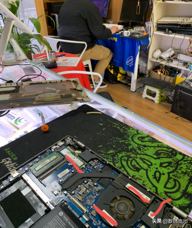 电脑没声音了怎么弄，奇怪的是用手拍一下就好了，这是怎么回事？