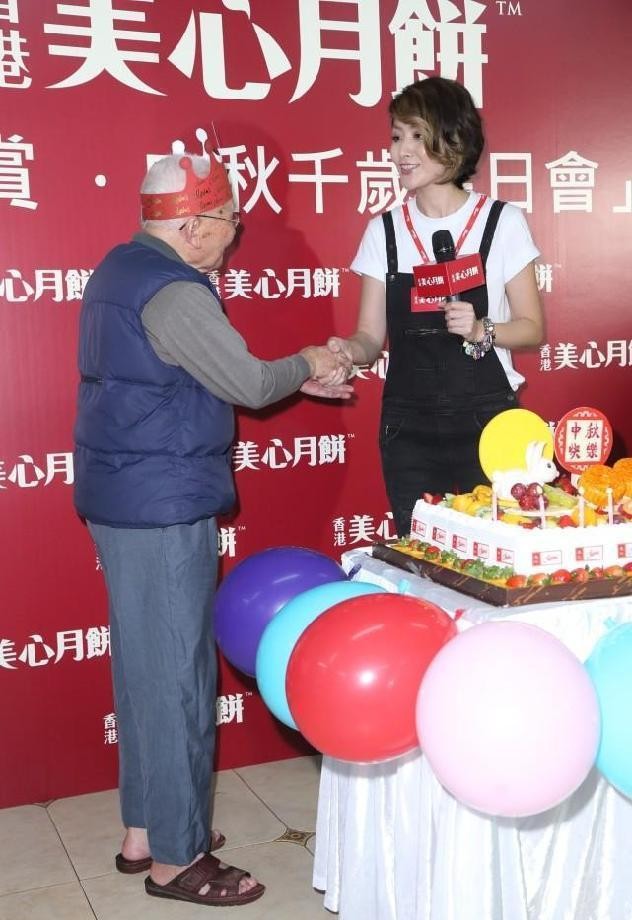 奔五的陈慧琳好懂“扮嫩”，穿的裤子看着简单，却减龄到显幼稚