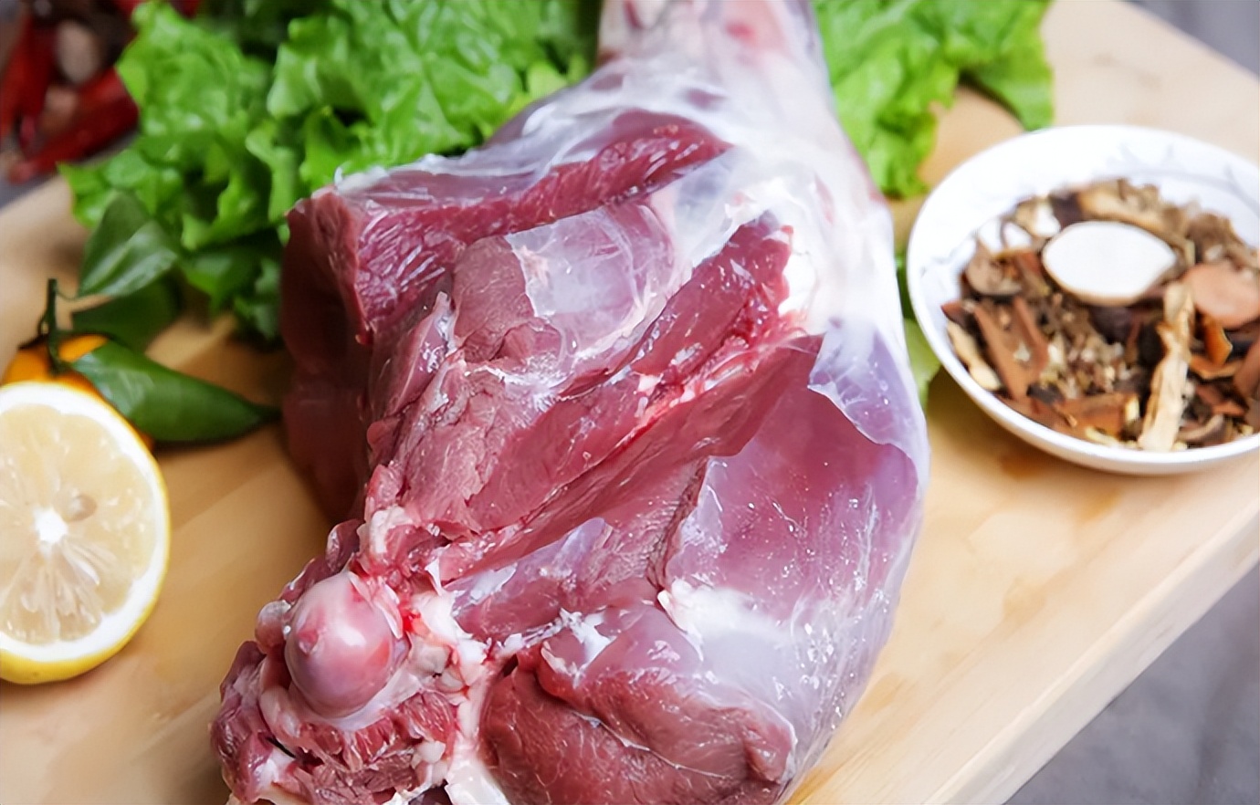 商业网红力荐的荣膳荷水城羊肉粉到底是致富新渠道还是韭菜盘？