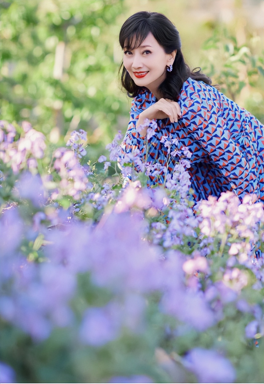 不老女神“赵雅芝”晒近照，身穿碎花裙好似少女，笑起来可真甜