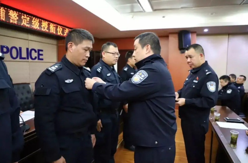 辅警的收入不高，为什么很受大学生的欢迎？有“隐藏优势”