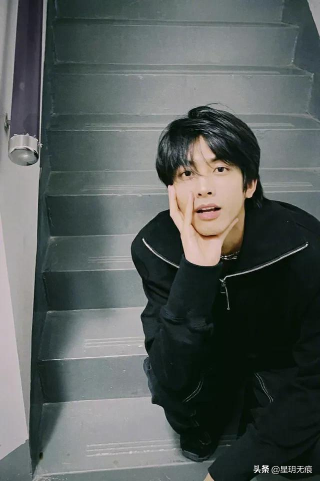 宋威龙晒九宫格随拍分享生活碎片 骑单车赏晚霞