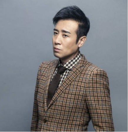 “大器晚成”于和伟：母亲反对他演戏，姐姐卖钢琴送他去戏剧学院