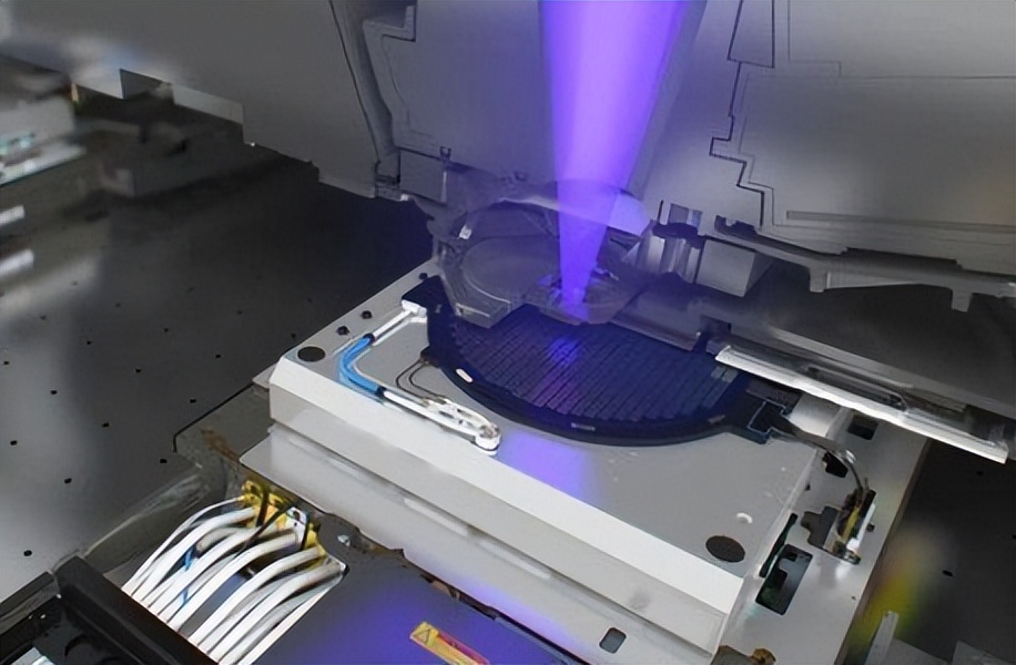 荷兰asml公司生产的先进euv光刻机目前是生产7nm以下工艺芯片的必要