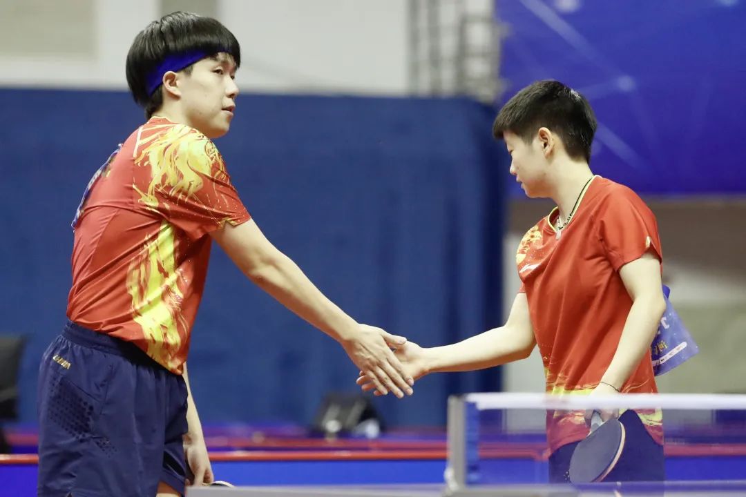 混雙乒乓球幾局贏（林高遠(yuǎn)／王曼昱4比2勝王楚欽／孫穎莎，時(shí)隔三年再奪全錦賽混雙冠軍）