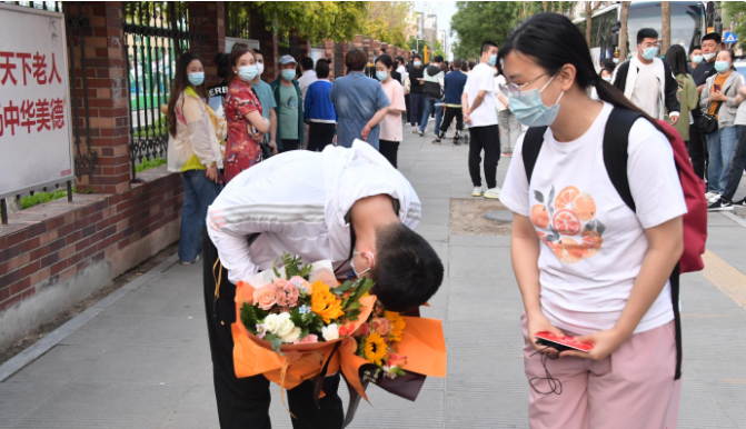 辽宁外卖小哥参加高考，成长经历引人心酸，愿生活别再难为你