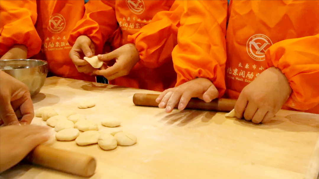 10000+饺子滚滚而来——闻励师生包饺子，话饺子，团团围坐吃饺子