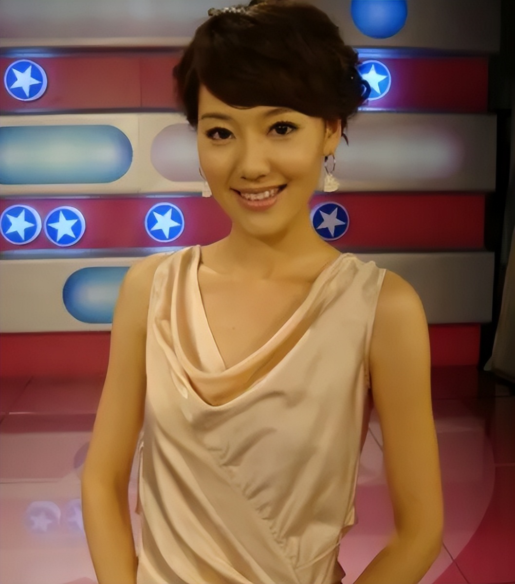 央视主持人王冠:和曹可凡传绯闻,两次从央视消失,38岁仍未婚