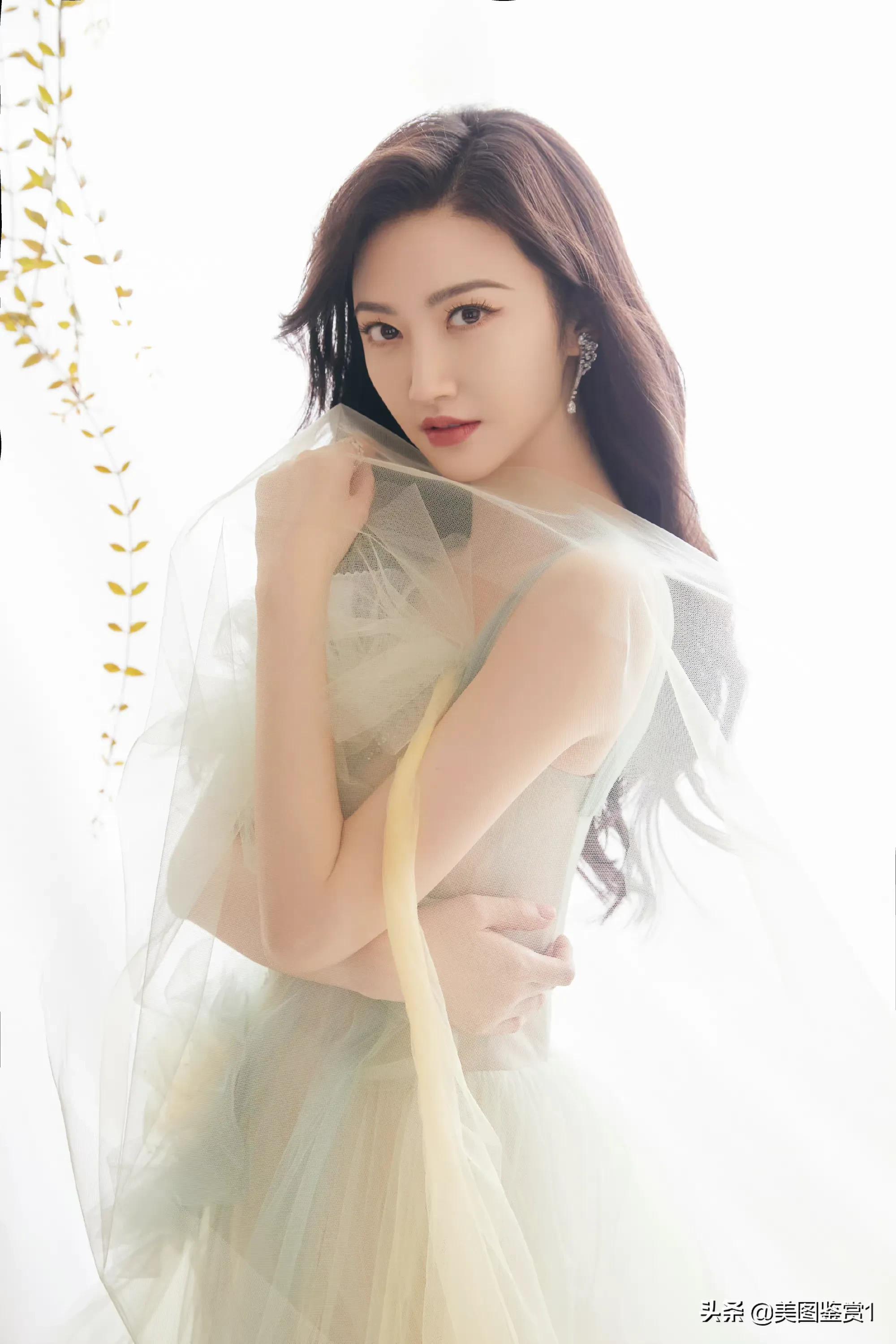 景甜 犹抱琵琶半遮面