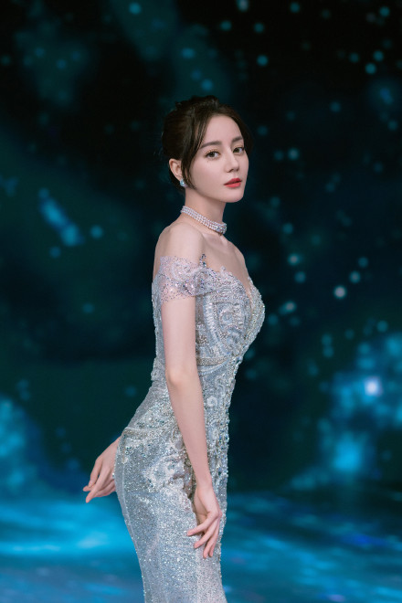 网络视听盛典最惊艳女星：张小斐颈，金晨飒爽，热巴雍容华美