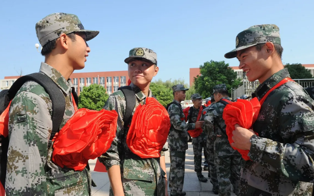 大学期间准备参军，两年后退伍能有多少补助？大概到手“这个数”