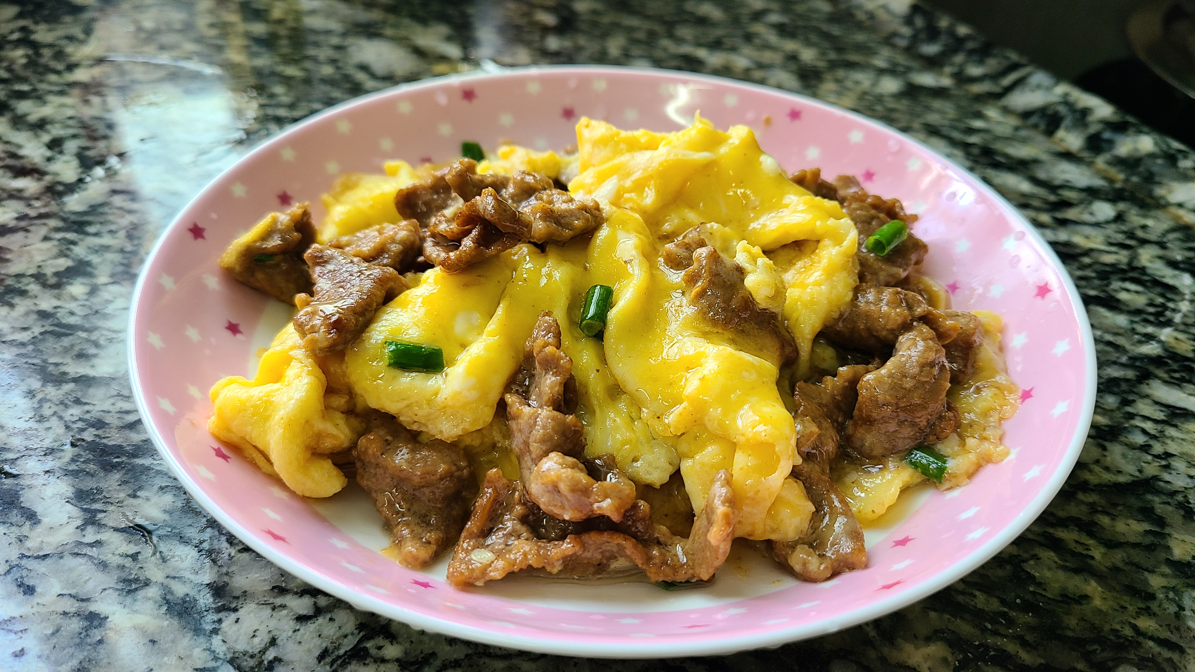 牛肉滑蛋，一道在广东出了名的美食，肉香嫩滑，做法还简单