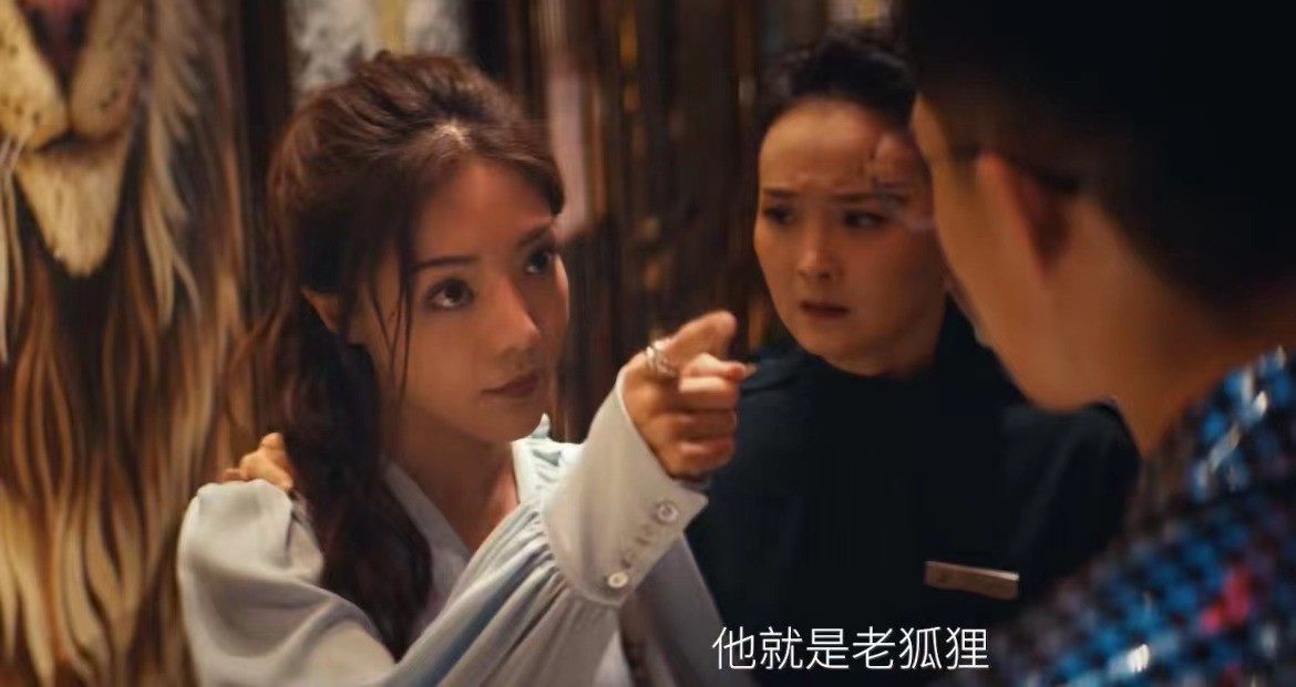 “晴格格”演酒店经理大变样，白衬衫丸子头气质足，49岁风韵犹存