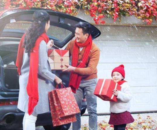 妈妈回娘家带8份礼品，孩子问“怎么没买玩具？”爸爸解释获高赞