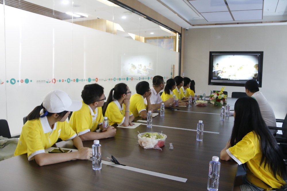 大学生就业难，985毕业生进入工厂上班，引人深思