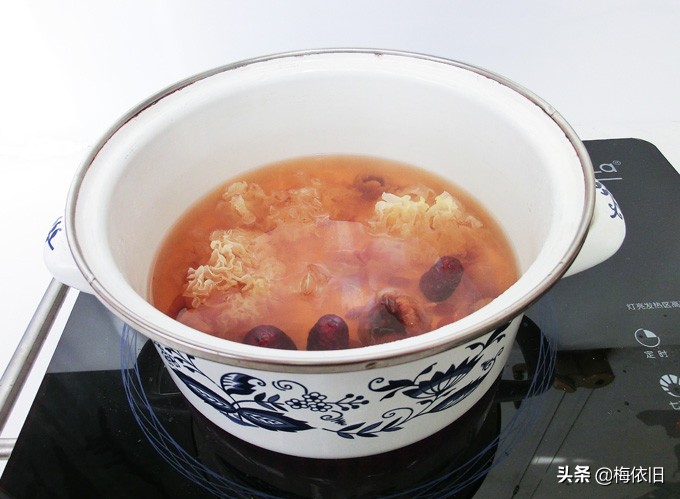 新鲜银耳和干银耳有啥区别？这样的银耳出胶快，选错了，不好吃