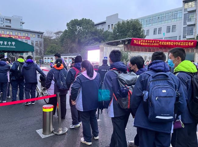 浙江首场“高考”落幕，学生表示又爱又恨，机会多了但是题也难了