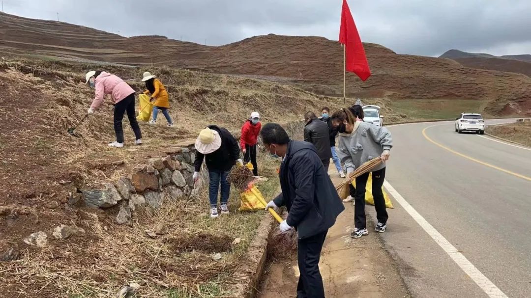 临潭县积极开展山水林田湖草沙系统治理和全县公路沿线集中整治活动