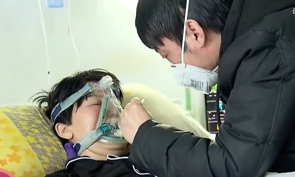 2017年女孩生命仅剩几小时，父亲含泪请求母亲相见，母亲：没必要