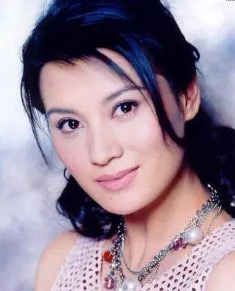 这样的女子必然会受到很多男性的追求,据说张瑞琪每周都要收到一封